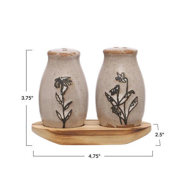 Two ceramic salt and pepper shakers with wooden lids on a wooden tray, with measurements indicated.