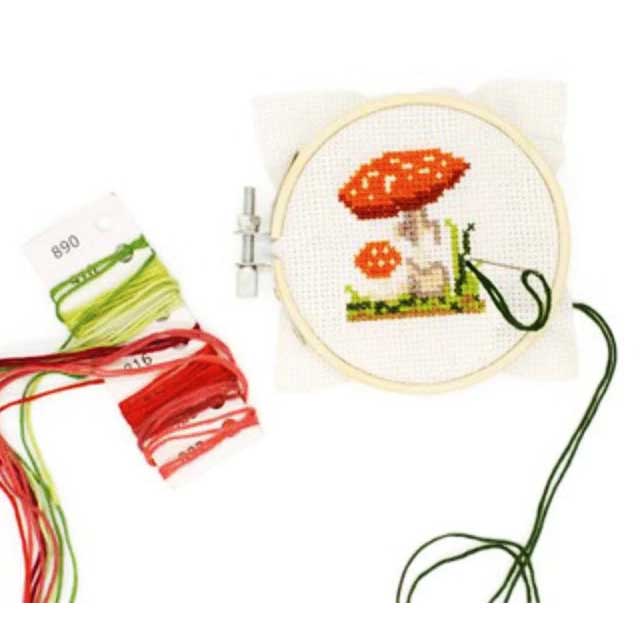 mini cross stich embroidery hoop with threads and needle